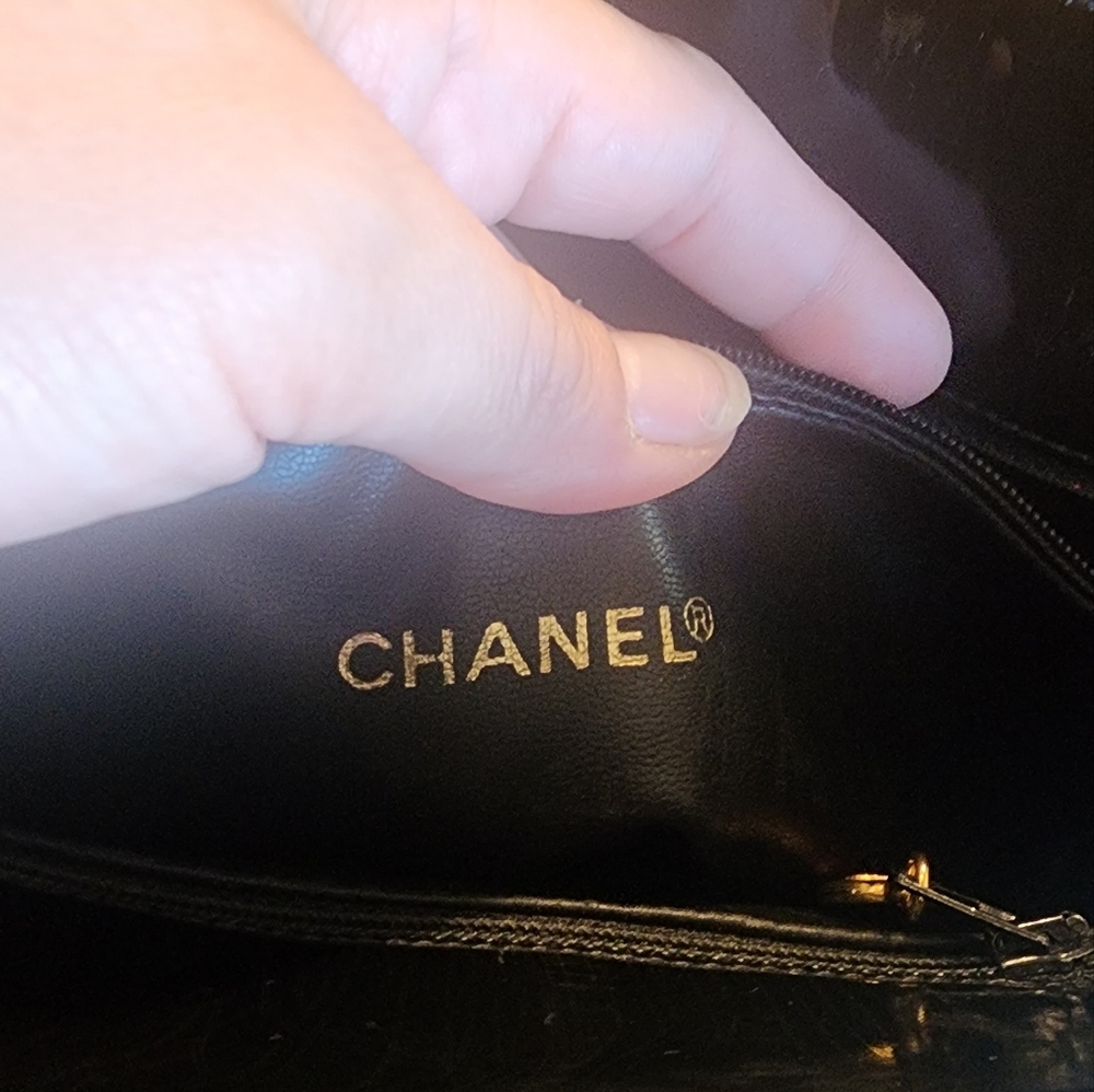 CHANEL Black and Gold Shoulder Bag - Picture 13 of 15